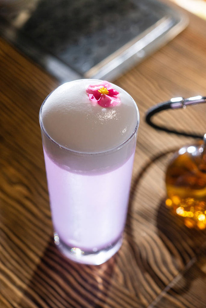 Nahaufnahme von frischen leckeren Cocktails im Glas, Getränkekonzept   - Foto, Bild