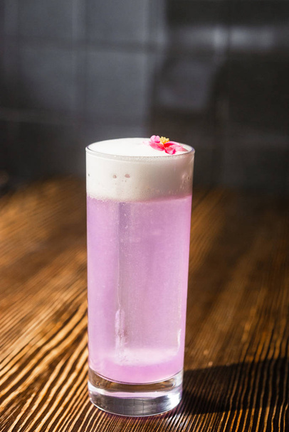 close-up van verse smakelijke cocktail in glas, drank concept   - Foto, afbeelding