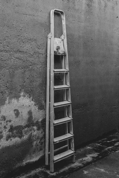 Σκάλα στον τοίχο ενός νεκροταφείου - Φωτογραφία, εικόνα