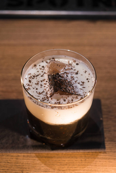 close-up van verse smakelijke cocktail in glas, drank concept   - Foto, afbeelding