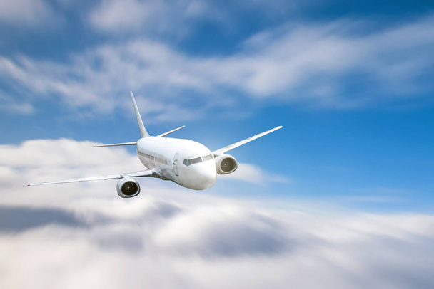 Avión de pasajeros a reacción volando sobre el cielo nublado durante el día
. - Foto, Imagen
