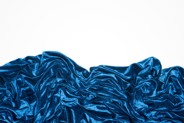 Vue du dessus du tissu de velours froissé bleu isolé sur blanc
 - Photo, image