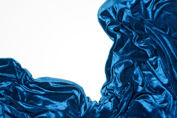 Bovenaanzicht van verfrommeld blauw velours geïsoleerd op wit - Foto, afbeelding