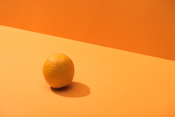 laranja inteira fresca no fundo laranja
 - Foto, Imagem