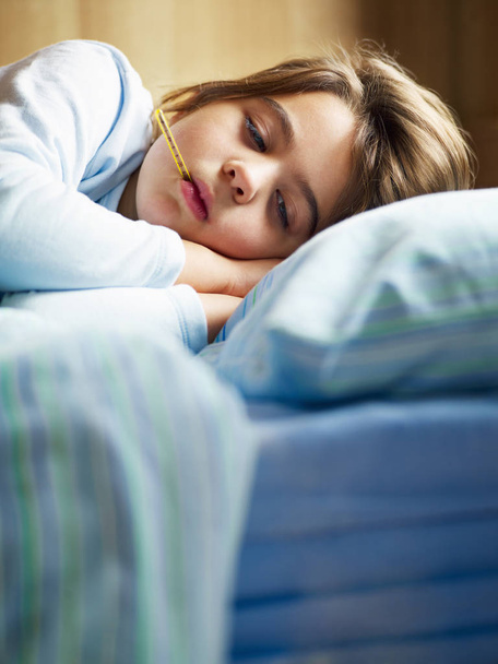 girl taking temperature in bed. Copy space - Foto, imagen