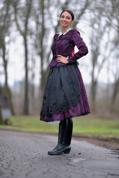 Joven hermosa eslovaca en traje tradicional - Foto, Imagen