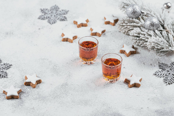 Whisky, brandy o licor, galletas y adornos de Navidad en
  - Foto, Imagen