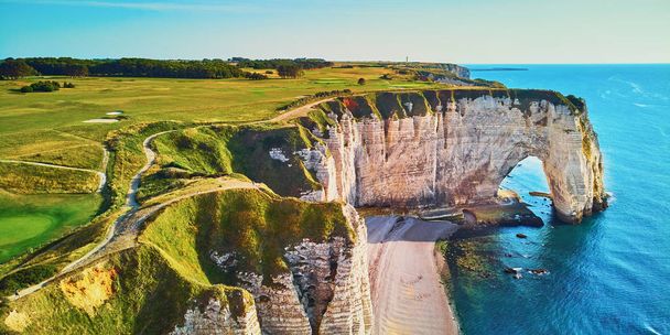 Picturesque panoramic landscape of white chalk cliffs and natural arches of Etretat, Normandy, France - Foto, Bild