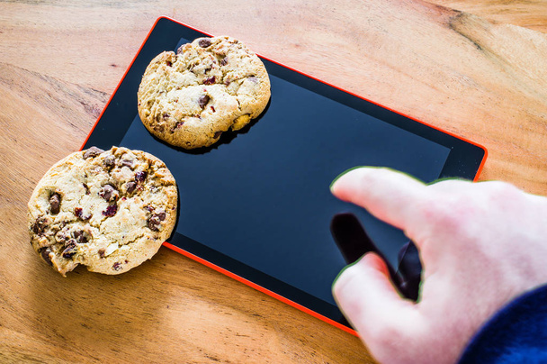Cookies met een sleutel om cookiebanners voor websites te illustreren - Foto, afbeelding