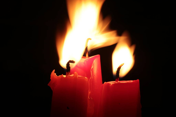 Rode kaars brandt vuur achtergrond - Foto, afbeelding