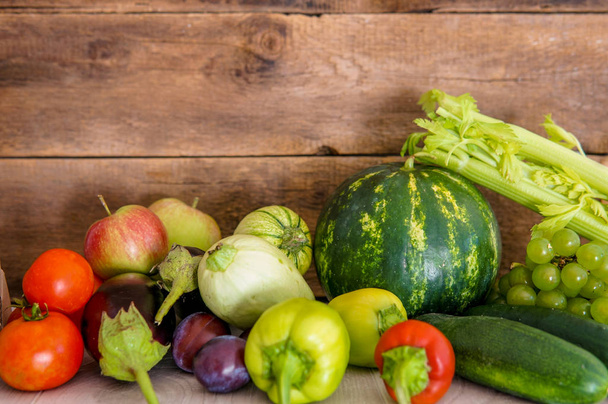 Helyi piacon friss zöldséget, kerti termékek, tiszta táplálkozás és a fogyókúra koncepció - Fotó, kép