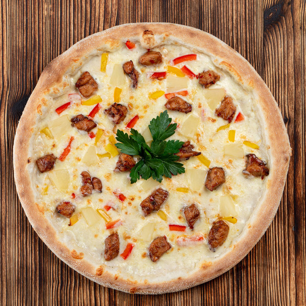 Pizza al forno italiana con formaggio fuso, pizza chorizo e crosta croccante sul tavolo di legno
 - Foto, immagini