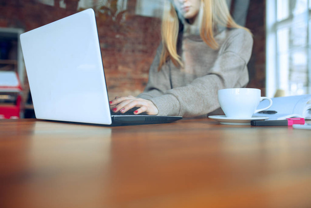 Piękny biały biznes lady pracuje w biurze z laptopem - Zdjęcie, obraz