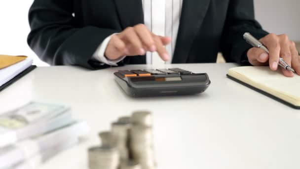 4k видео руки делового человека с помощью калькулятора, вычисляющего стоимость финансовых расходов в домашнем офисе, концепция финансового учета - Кадры, видео