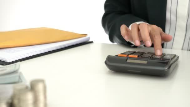 4k wideo z obsługi biznesowej przy użyciu kalkulatora kalkulator kosztów finansowych w biurze domu, koncepcja księgowości finansowej - Materiał filmowy, wideo