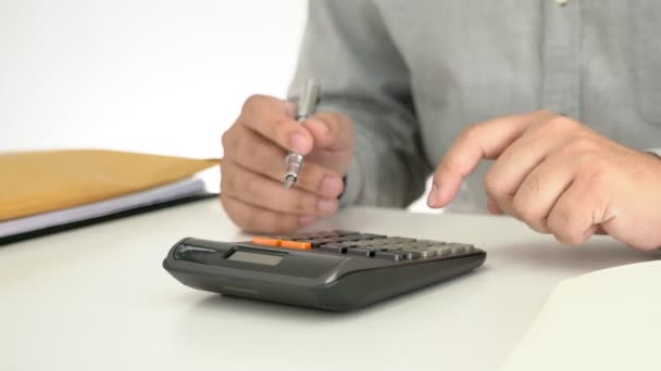 Video de 4k del hombre de negocios mano con calculadora calculadora de los gastos financieros en la oficina de casa, concepto de contabilidad financiera. - Imágenes, Vídeo
