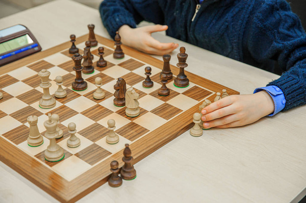  Torneo de ajedrez infantil, manos de jugadores
 - Foto, Imagen