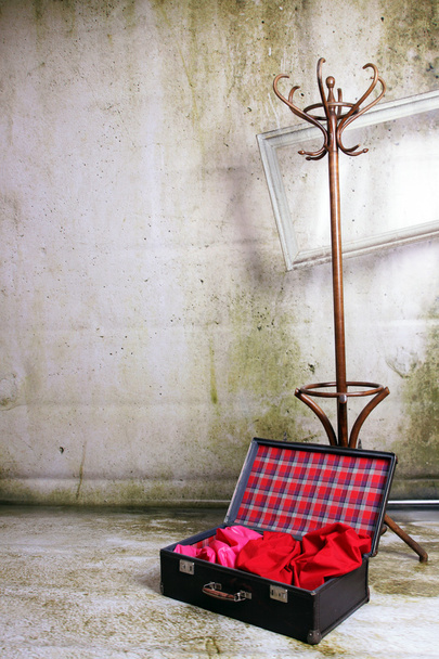 τέχνη διακόσμησης βαλίτσα και ξύλινη κρεμάστρα - Φωτογραφία, εικόνα