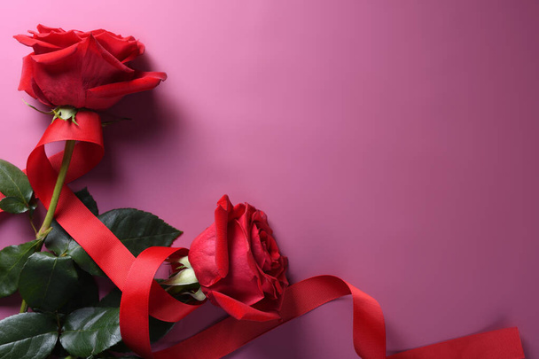 Valentýn pozadí blahopřání láska symboly, červená dekorace s brýlemi srdce růže dárky na růžovém pozadí. Horní pohled s kopírovacím prostorem a textem.Flat ležel - Fotografie, Obrázek