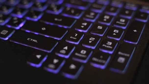 helle mehrfarbige Makro-Hintergrund flackernde Videotaste schwarze Laptop-Tastatur-Technologie flackert - Filmmaterial, Video