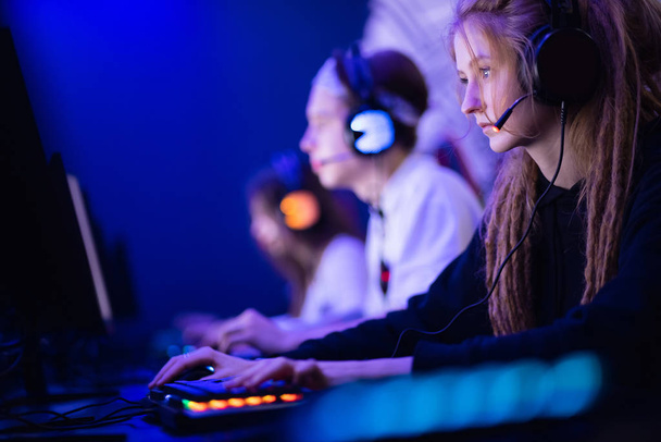 Equipo jugador profesional jugando torneos juegos en línea ordenador eSport
 - Foto, Imagen