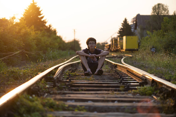 The boy walks on the rails - Fotografie, Obrázek
