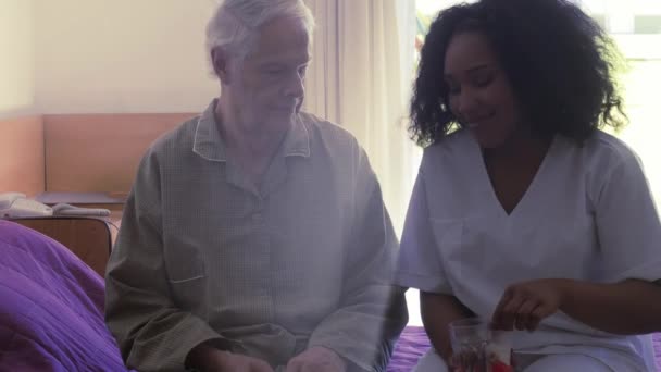 videomateriaali vanhuksista huolehtivasta sairaanhoitajasta vanhainkodissa - Materiaali, video