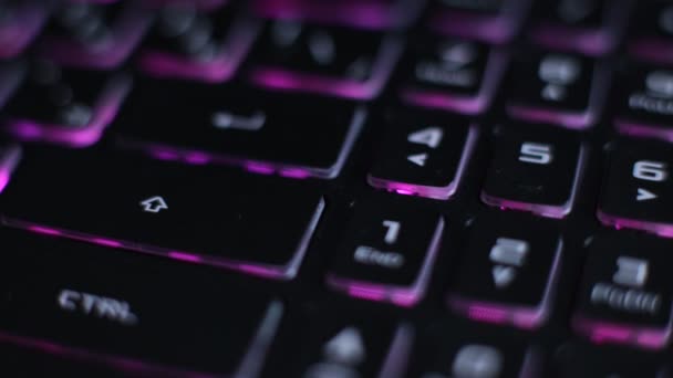 яркий многоцветный макрос фона мерцание видео кнопка черного ноутбука клавиатура технологии мерцание
 - Кадры, видео