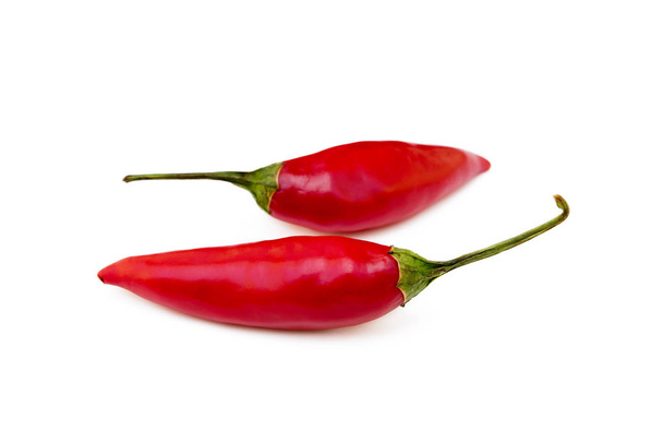 rode hete pepers geïsoleerd op witte achtergrond - Foto, afbeelding