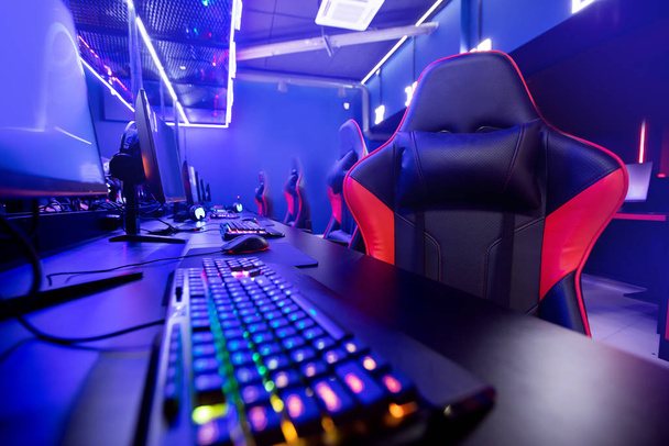 Salle de café de joueurs professionnels avec la couleur bleue puissante de chaise de jeu d'ordinateur personnel. Concept cybersport arène - Photo, image