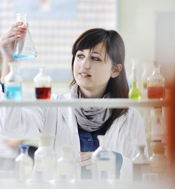 Young woman in lab - Foto, immagini