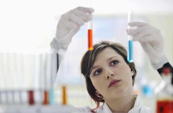 Young woman in lab - Фото, изображение