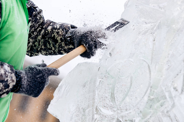 Παγογλυπτική γλυπτική άνθρωπος χρήση σμίλη κοπεί κατεψυγμένα χειμώνα - Φωτογραφία, εικόνα