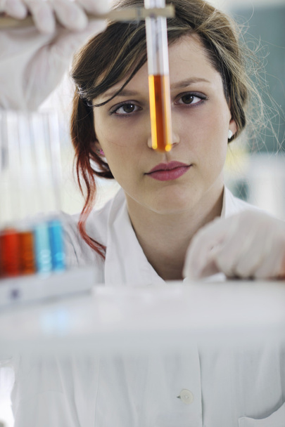 Young woman in lab - Foto, afbeelding