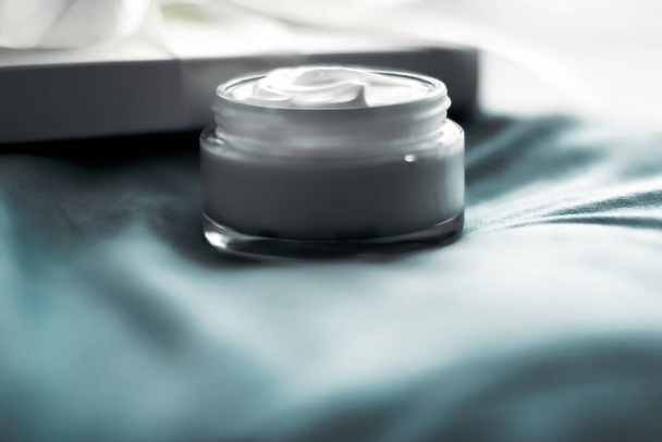 Crema idratante viso di lusso per la pelle sensibile, cosmetici spa
  - Foto, immagini