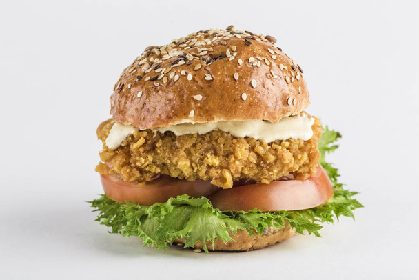 Κλασικό Burger με κοτόπουλο σε κουλούρι με σουσάμι, lettu - Φωτογραφία, εικόνα