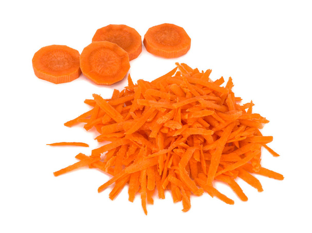 wortelschijfjes en geraspte wortelen geïsoleerd op witte achtergrond - Foto, afbeelding