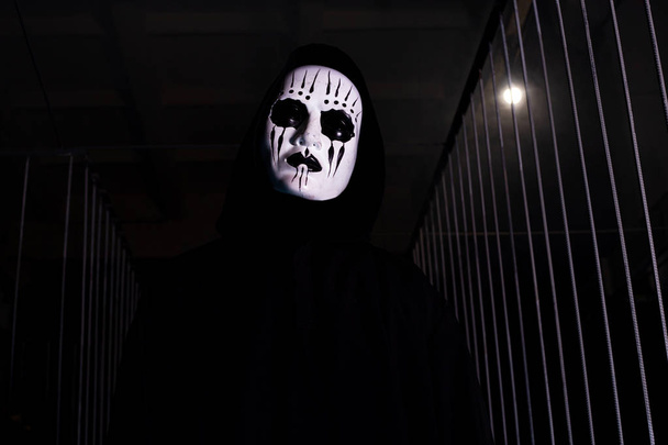 maníaco enmascarado y capa negra. horror. concepción halloween
 - Foto, Imagen