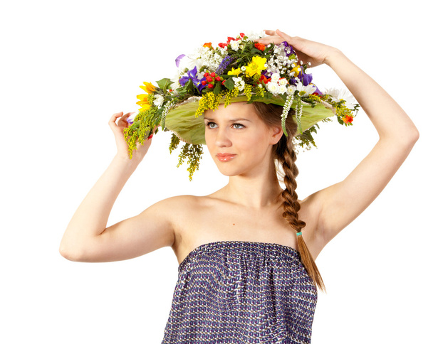 Beautiful girl with hat of flowers - Foto, Bild