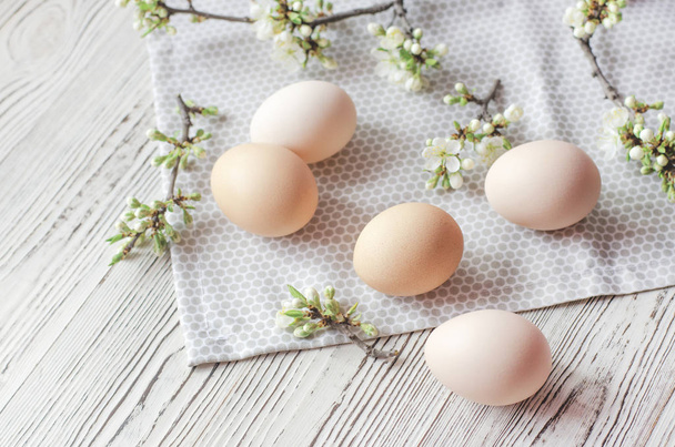 Composition pascale des œufs, des brindilles vertes et des serviettes
. - Photo, image