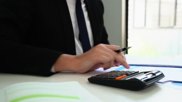 4k vídeo de mão homem de negócios usando calculadora calculando custo de despesa financeira em casa escritório, conceito de contabilidade financeira - Filmagem, Vídeo