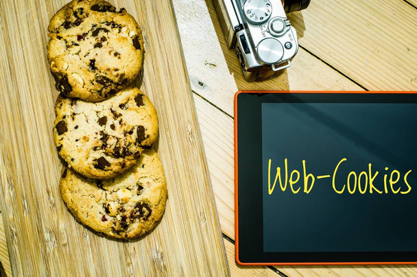 Accetta cookie con tablet per illustrare banner cookie per siti web con cookie e iscrizioni Web-Cookies
 - Foto, immagini