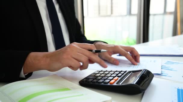 4k video van de zakenman hand met behulp van calculator berekening van de financiële kosten op kantoor, financiën boekhoudkundige concept - Video