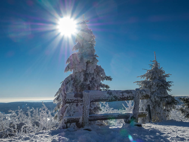 сонячний зимовий день у горах
 - Фото, зображення