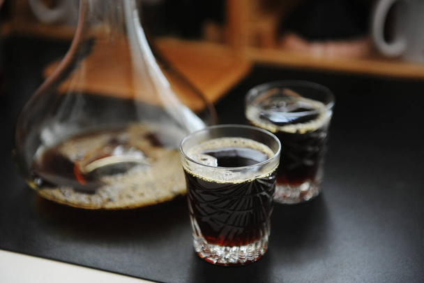 Kávé szénsavas fekete szűrővel, kancsóban és két pohárral. Harmadik hullám speciális esztétika - Fotó, kép
