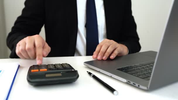 Video de 4k del hombre de negocios mano con calculadora calculadora de los gastos financieros en la oficina de casa, concepto de contabilidad financiera. - Metraje, vídeo