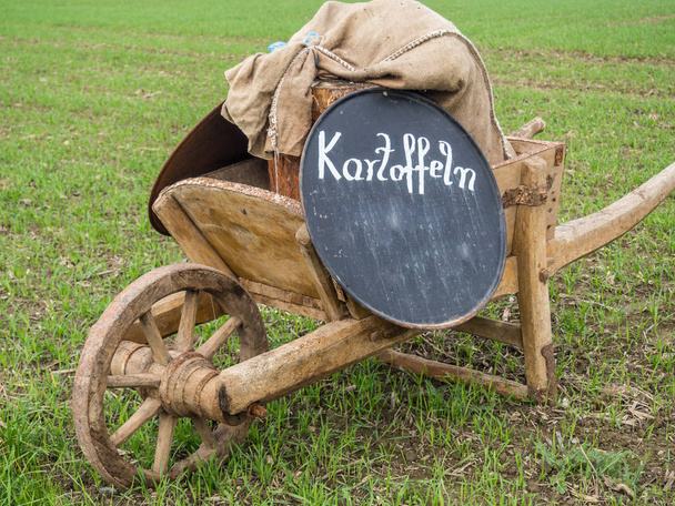 Vieux chariot de pommes de terre temps de récolte
 - Photo, image