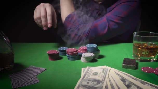 Παίκτης στο τραπέζι με τα χαρτιά - Πλάνα, βίντεο