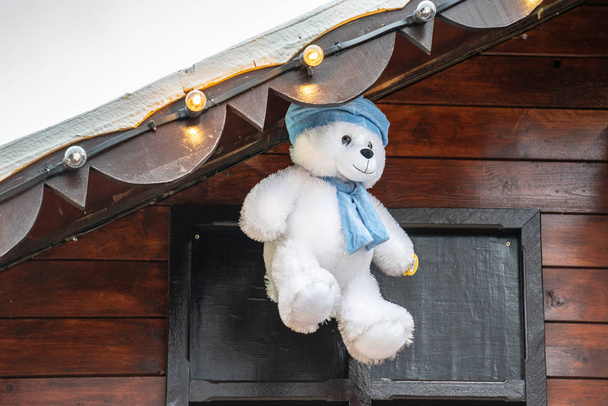 peluche ours jouet accrocher au-dessus du toit
 - Photo, image