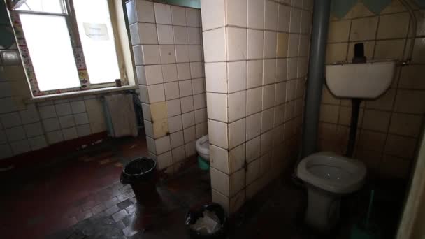 старий брудний спільний громадський туалет, розділений у плитці
 - Кадри, відео